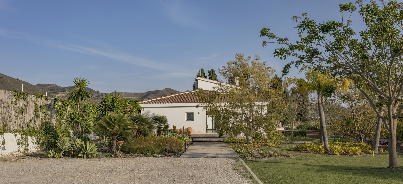 http://www.andresflajszer.com/files/gimgs/262_002-1s3a2070-71-andres-flajszer-oficina-transversal-finca-yantar.jpg