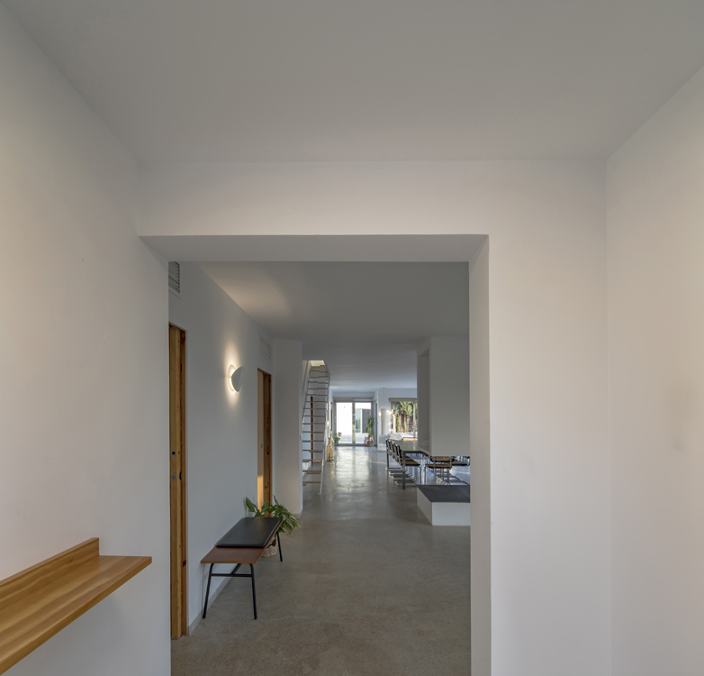 http://www.andresflajszer.com/files/gimgs/262_025-1s3a2251-52-54-andres-flajszer-oficina-transversal-finca-yantar.jpg