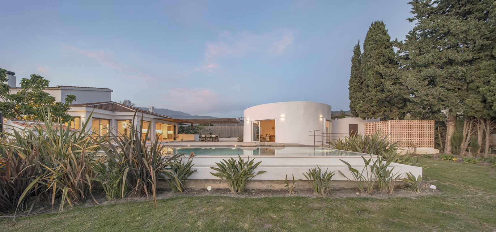 http://www.andresflajszer.com/files/gimgs/262_111-1s3a2485-87-andres-flajszer-oficina-transversal-finca-yantar.jpg