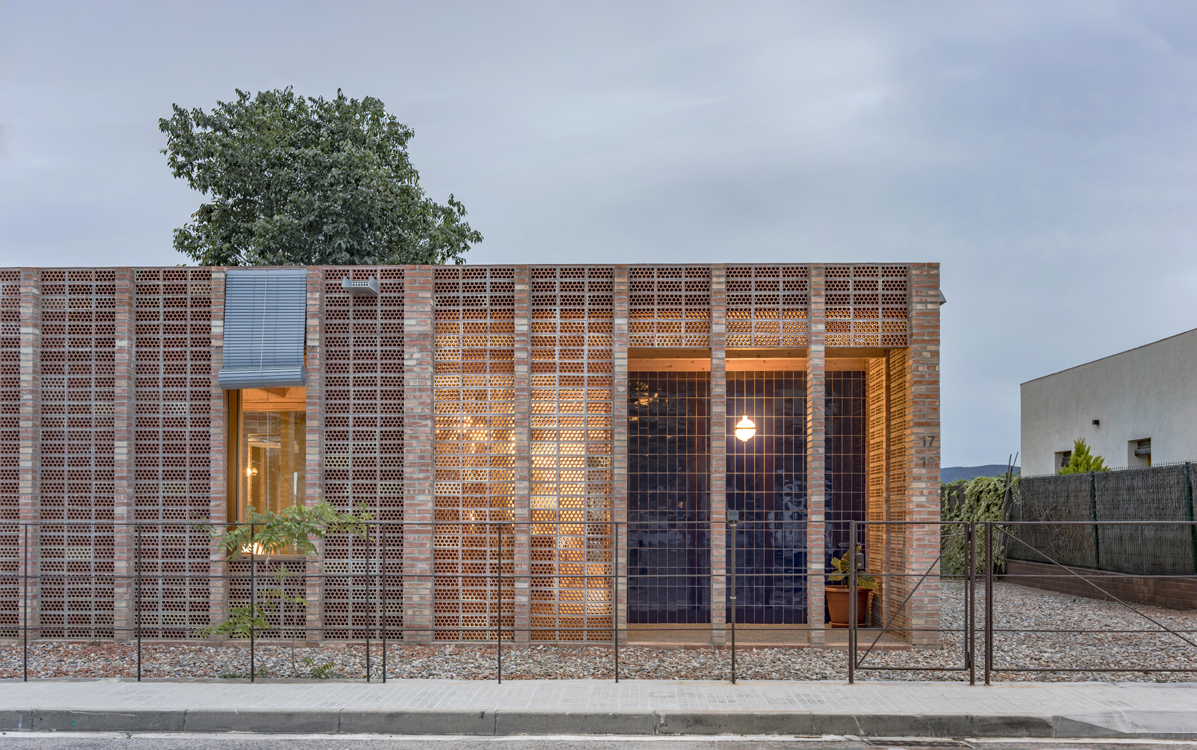 http://www.andresflajszer.com/files/gimgs/265_161-1s3a8825-26-27-28-29-30-andres-flajszer-obo-estudi-casa-montse-i-manel.jpg