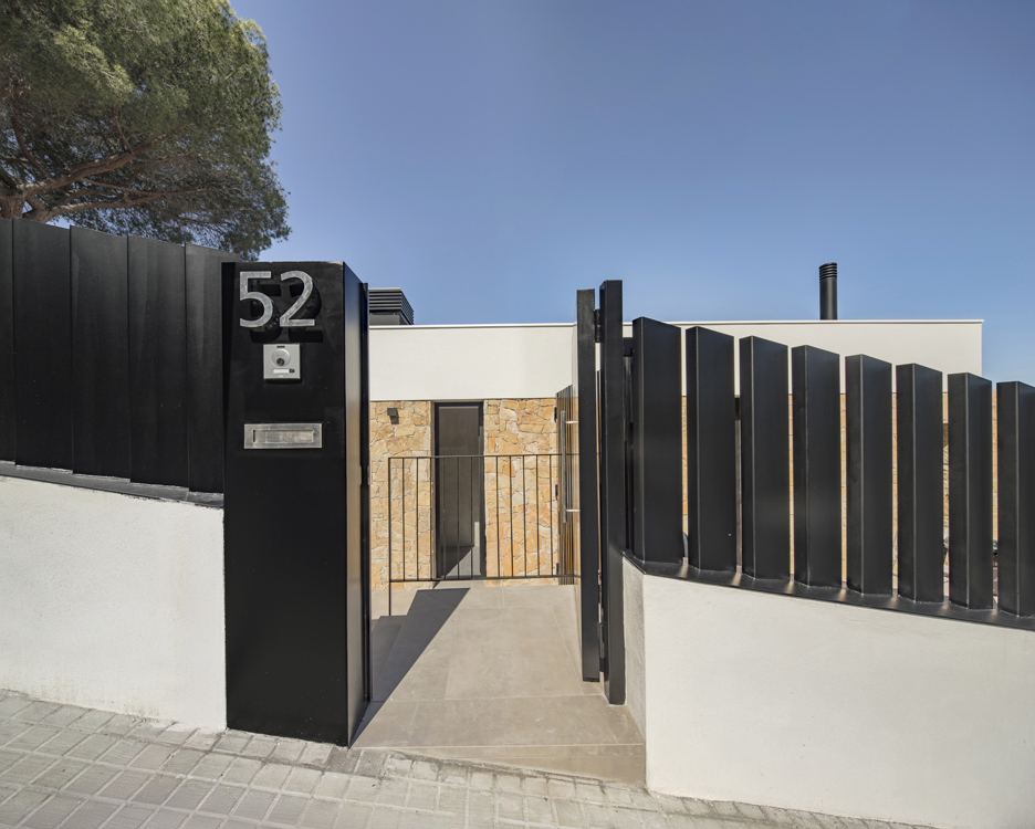 http://www.andresflajszer.com/files/gimgs/267_003-1s3a6495-96-97-andres-flajszer-08023-architects-cabrils.jpg